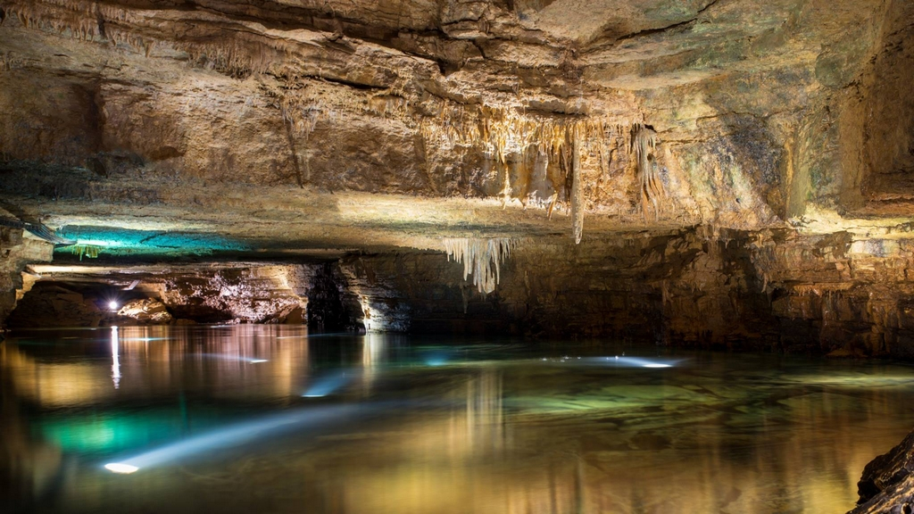 Une visite souterraine dépaysante et magique aux Grottes de Bèze - Mirebellois