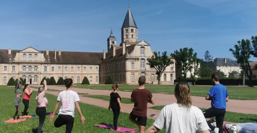 Les initiations au yoga dans les jardins de l'abbaye de Cluny en famille dès 6 ans