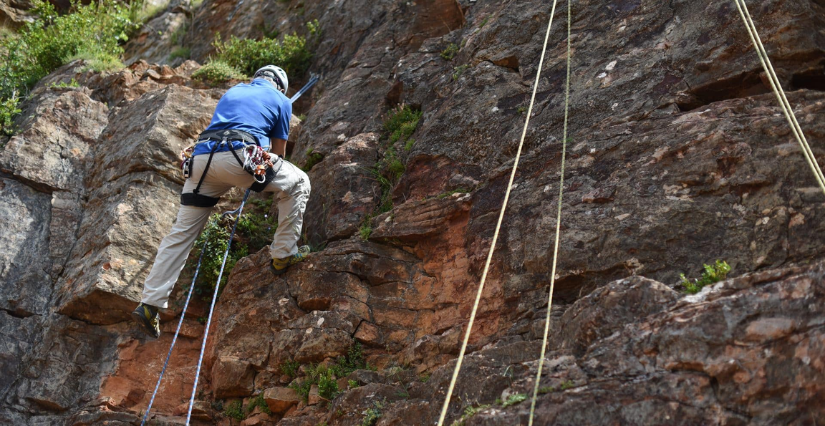 Initiation à l’escalade pour les ados à la Roche de Vergisson au Grand site de Solutré