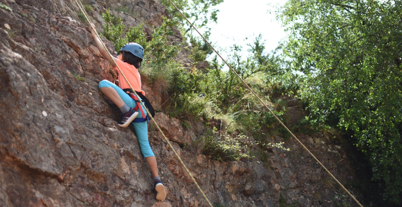 Initiation à l’escalade pour les enfants à la Roche de Vergisson au Grand site de Solutré