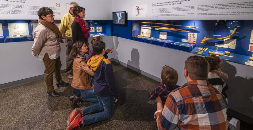 Visite-atelier : dans la peau d’un chasseur préhistorique au Musée de préhistoire du Grand site de Solutré