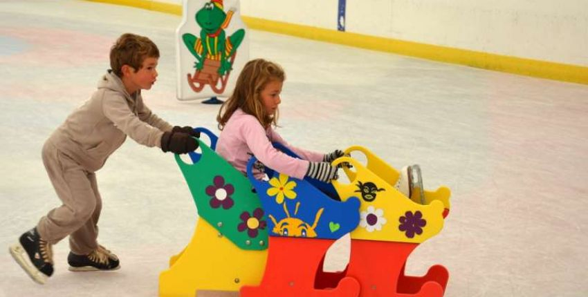 Les enfants glissent à la patinoire de Dijon !